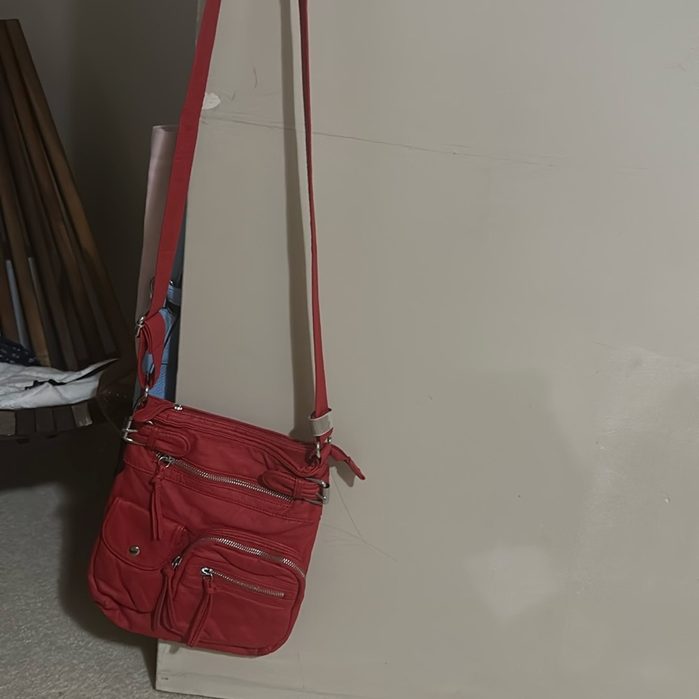 Very cute cross body purse great for travel has many pockets soft faux leather